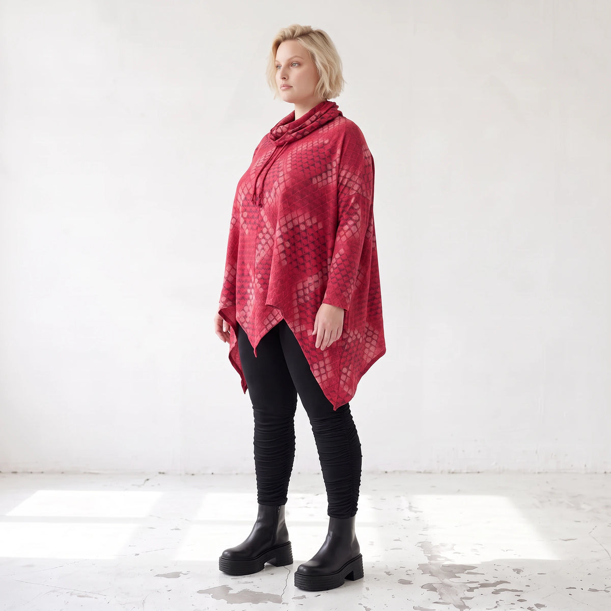 Wintershirt in Rot/Schwarz mit Rollkragen Tunnelzug A-Linie aus Baumwolljersey Zipfelsaum