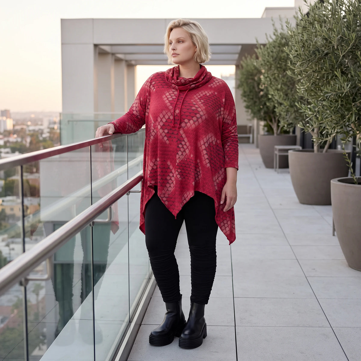 Wintershirt in Rot/Schwarz mit Rollkragen Tunnelzug A-Linie aus Baumwolljersey Zipfelsaum