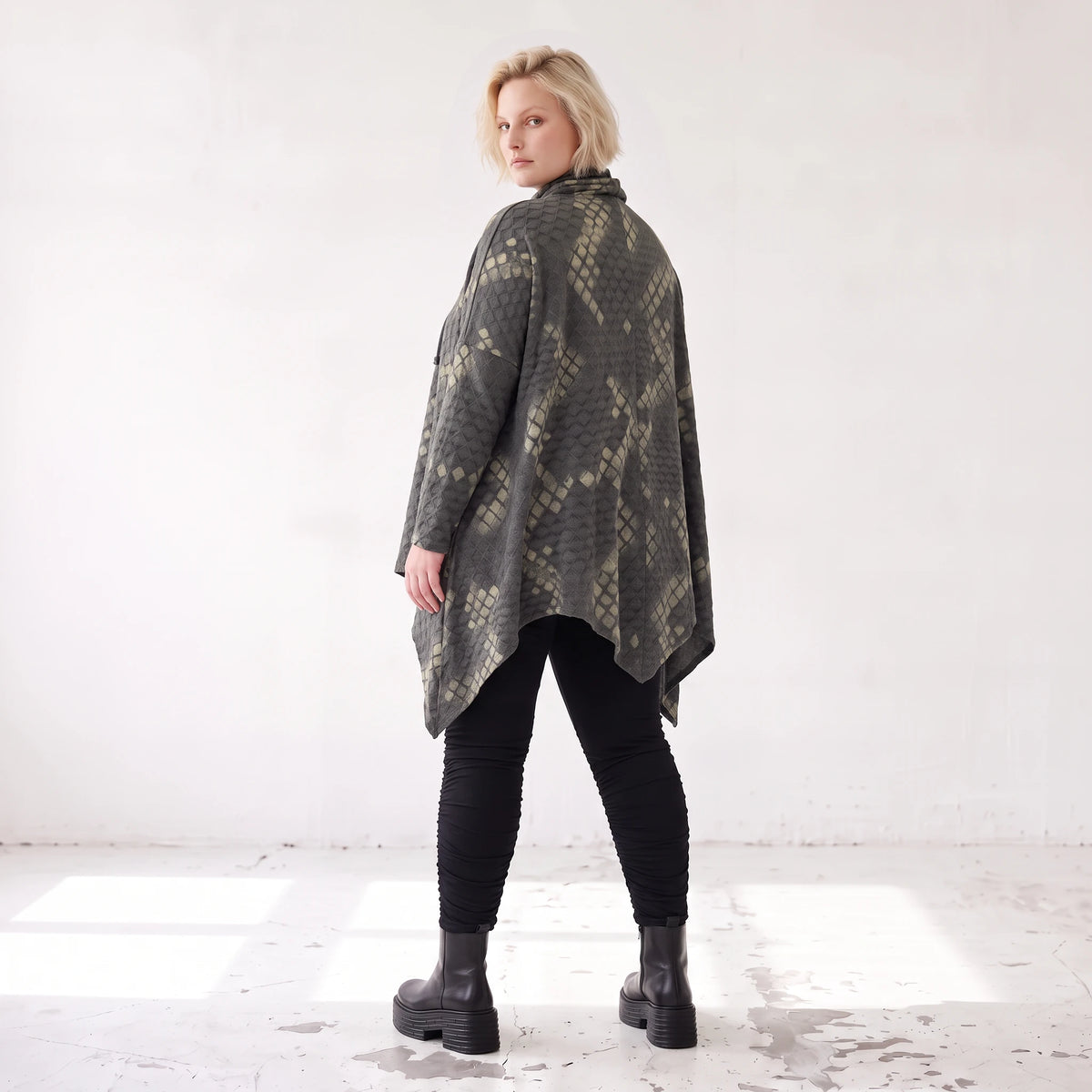 Langarmshirt aus Baumwolle in A-Linie Rollkragen Tunnelzug und asymmetrischem Zipfelsaum