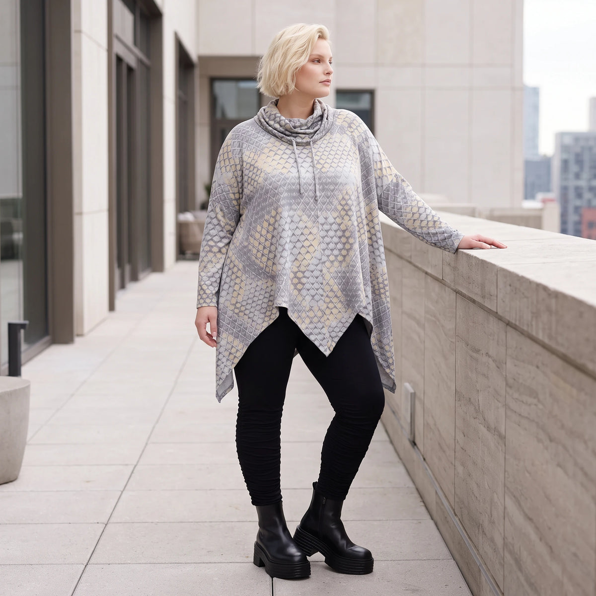 Baumwollshirt in Grau/Beige in A-Linie mit weichem Rollkragen Tunnelzug und Zipfelsaum