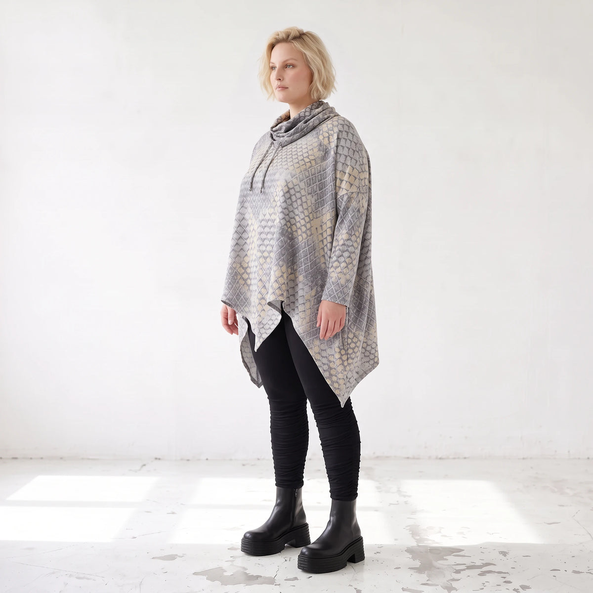 Baumwollshirt in Grau/Beige in A-Linie mit weichem Rollkragen Tunnelzug und Zipfelsaum