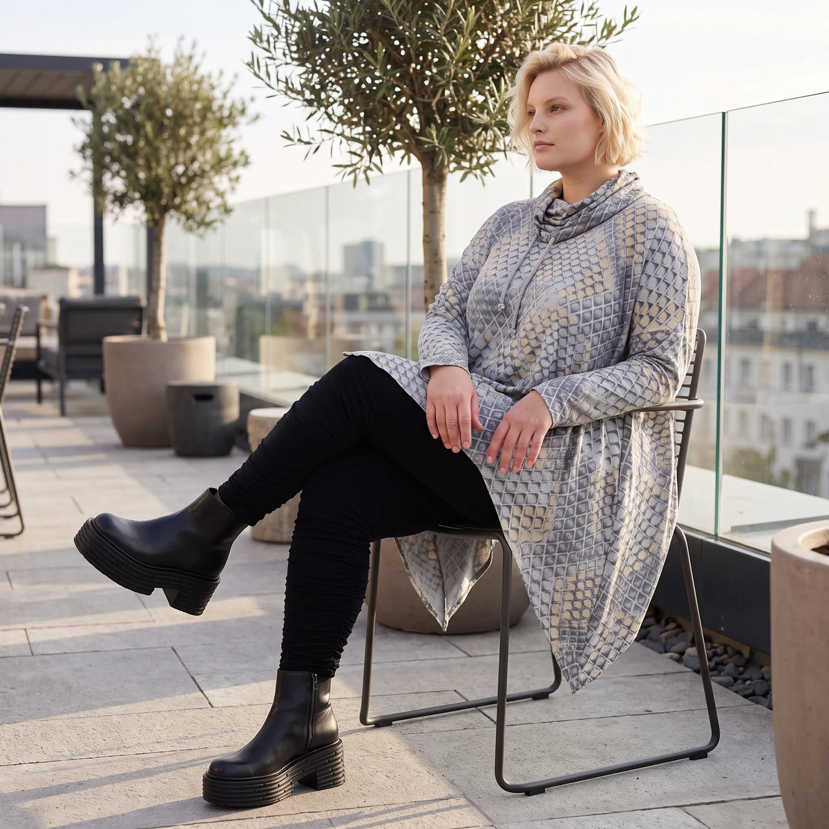 Baumwollshirt in Grau/Beige in A-Linie mit weichem Rollkragen Tunnelzug und Zipfelsaum