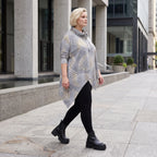 Baumwollshirt in Grau/Beige in A-Linie mit weichem Rollkragen Tunnelzug und Zipfelsaum