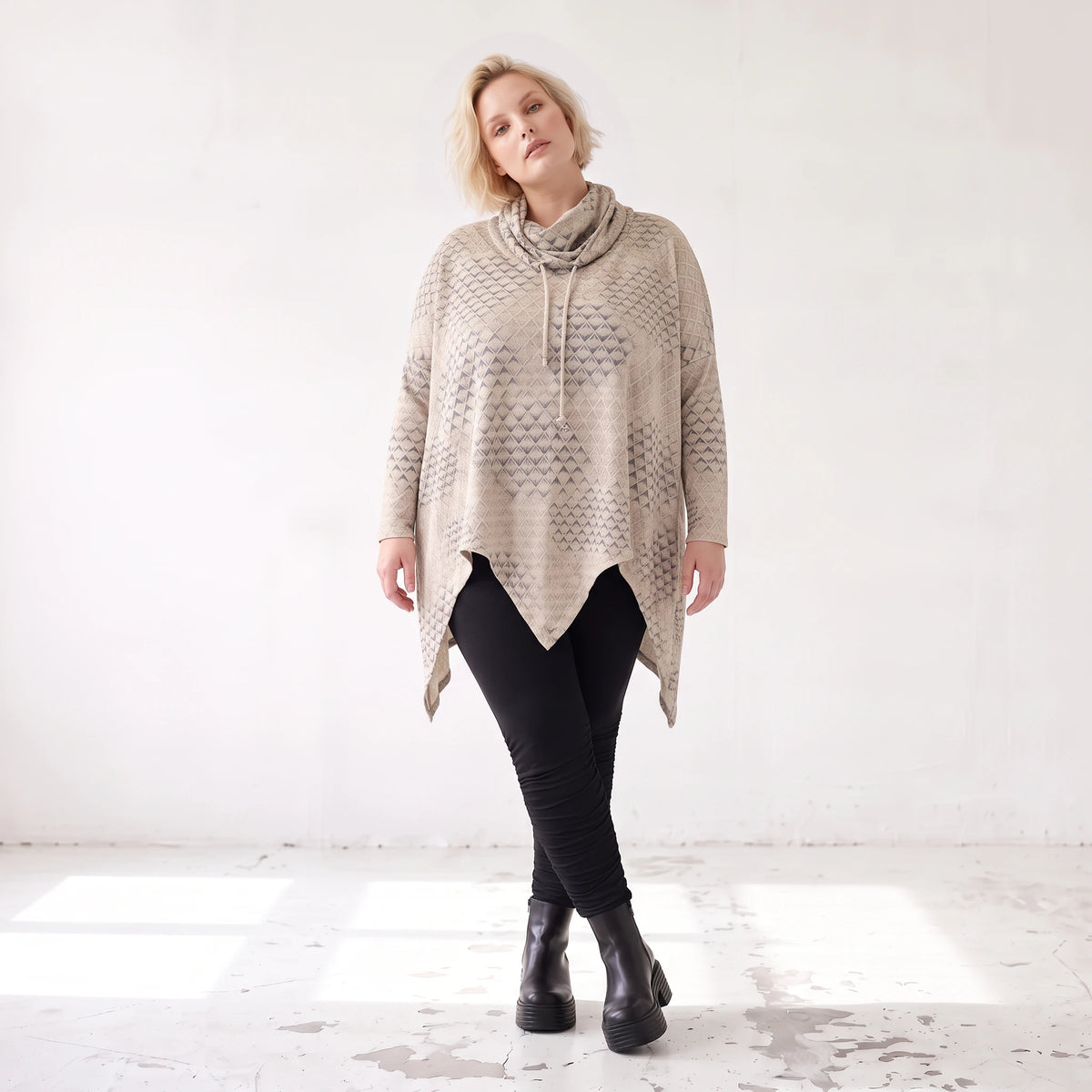 Baumwolljersey Langarmshirt in Beige/Grau mit Rollkragen A-Linie und asymmetrischem Saum