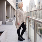 Baumwolljersey Langarmshirt in Beige/Grau mit Rollkragen A-Linie und asymmetrischem Saum