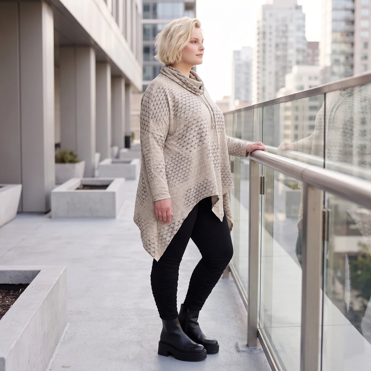 Baumwolljersey Langarmshirt in Beige/Grau mit Rollkragen A-Linie und asymmetrischem Saum