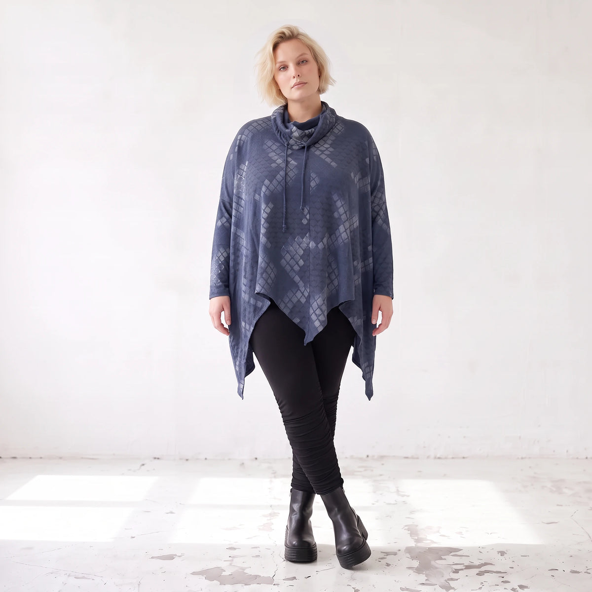 Blaues Langarmshirt aus Baumwolljersey in A-Linie mit Rollkragen Tunnelzug Zipfelsaum