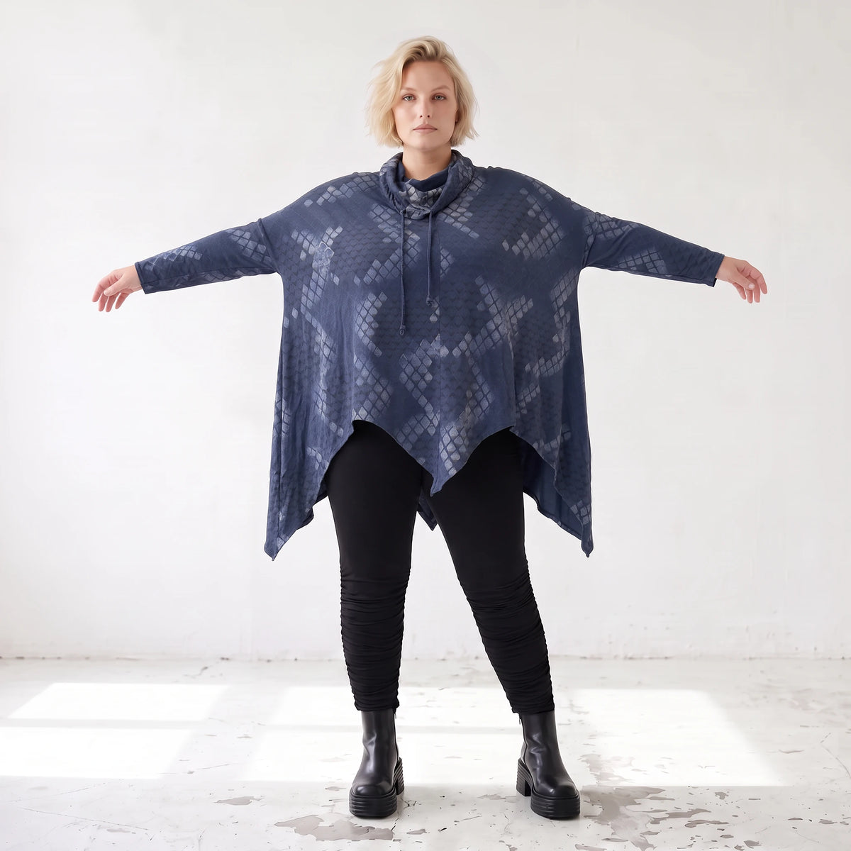 Blaues Langarmshirt aus Baumwolljersey in A-Linie mit Rollkragen Tunnelzug Zipfelsaum
