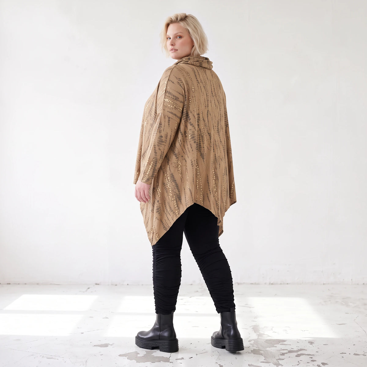 Shirt in A-Linie mit Rollkragen Tunnelzug und Zipfelsaum Beige/Braun aus Baumwolle