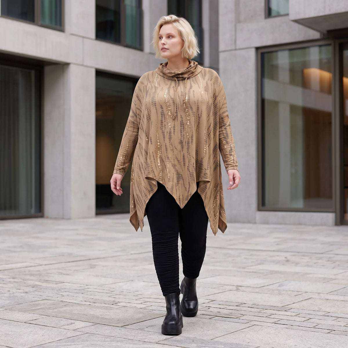 Shirt in A-Linie mit Rollkragen Tunnelzug und Zipfelsaum Beige/Braun aus Baumwolle