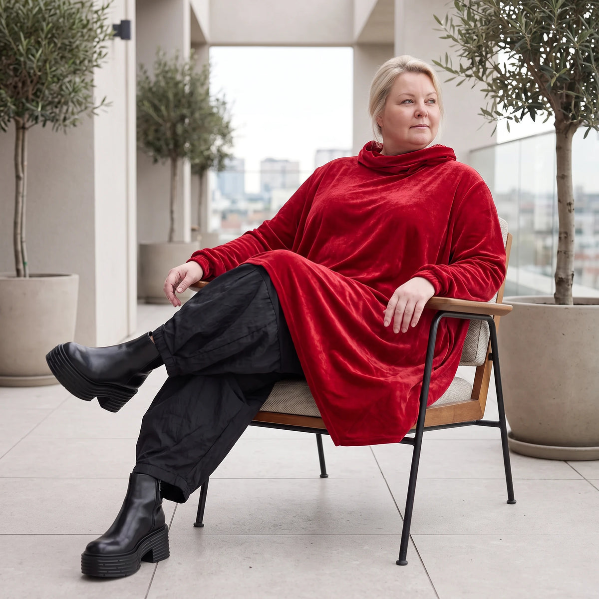 Veloursshirt in kuschelig weicher A-Linie mit Rollkragen und praktischen Seitentaschen