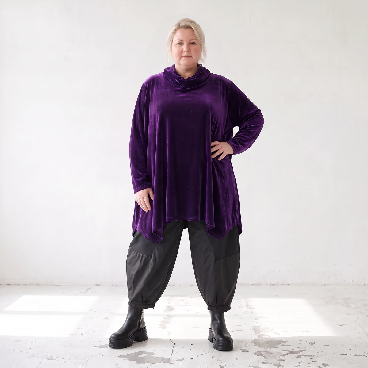 Violettes Velourshirt mit Rollkragen in A-Linie mit Seitentaschen weich und kuschelig
