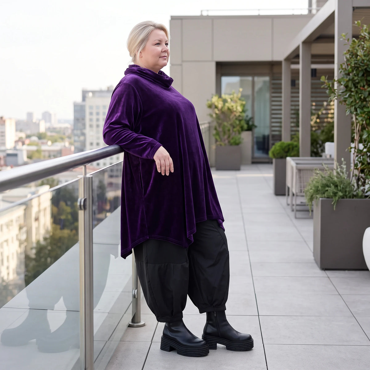 Violettes Velourshirt mit Rollkragen in A-Linie mit Seitentaschen weich und kuschelig