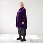Violettes Velourshirt mit Rollkragen in A-Linie mit Seitentaschen weich und kuschelig