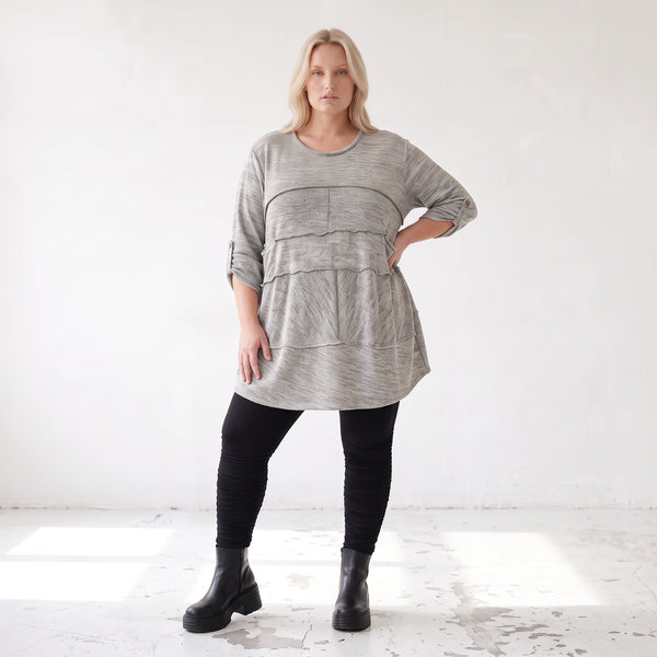 Graues weiches Strickshirt in A-Linie mit Faltennahtmusterung aus Feinstrick mit Stretch