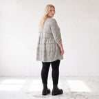 Graues weiches Strickshirt in A-Linie mit Faltennahtmusterung aus Feinstrick mit Stretch