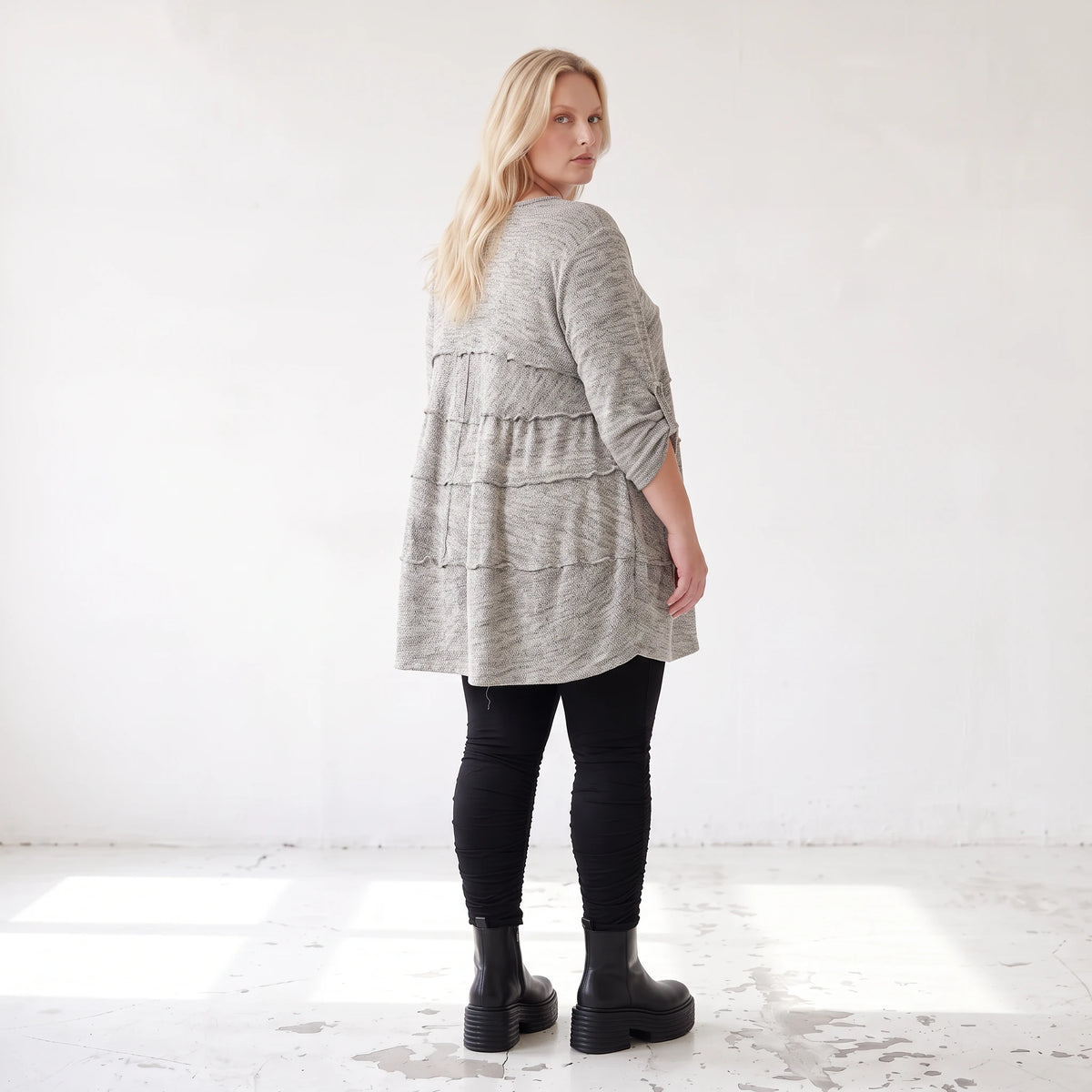 Graues weiches Strickshirt in A-Linie mit Faltennahtmusterung aus Feinstrick mit Stretch