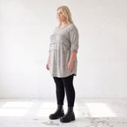 Graues weiches Strickshirt in A-Linie mit Faltennahtmusterung aus Feinstrick mit Stretch