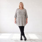Graues weiches Strickshirt in A-Linie mit Faltennahtmusterung aus Feinstrick mit Stretch