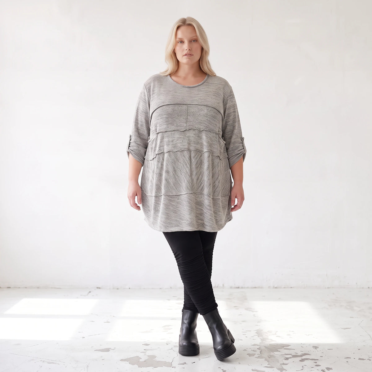 Graues weiches Strickshirt in A-Linie mit Faltennahtmusterung aus Feinstrick mit Stretch