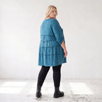 Blaues Strickshirt in A-Linie mit weichem Dehnstrick und dezenter Faltennahtmusterung