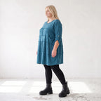 Blaues Strickshirt in A-Linie mit weichem Dehnstrick und dezenter Faltennahtmusterung