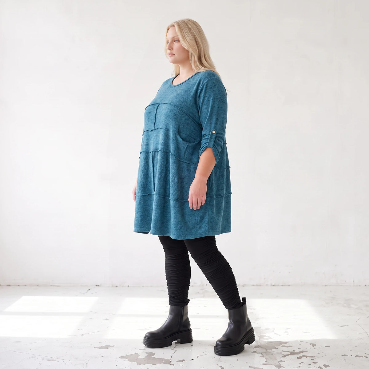 Blaues Strickshirt in A-Linie mit weichem Dehnstrick und dezenter Faltennahtmusterung