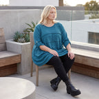 Blaues Strickshirt in A-Linie mit weichem Dehnstrick und dezenter Faltennahtmusterung