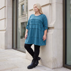 Blaues Strickshirt in A-Linie mit weichem Dehnstrick und dezenter Faltennahtmusterung
