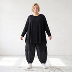 Schwarzes Rundhalsshirt aus fliessendem Viskosejersey mit Langarm und gerundeter Form