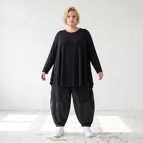 Schwarzes Rundhalsshirt aus fliessendem Viskosejersey mit Langarm und gerundeter Form