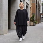 Schwarzes Rundhalsshirt aus fliessendem Viskosejersey mit Langarm und gerundeter Form