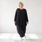 Schwarzes Rundhalsshirt aus fliessendem Viskosejersey mit Langarm und gerundeter Form