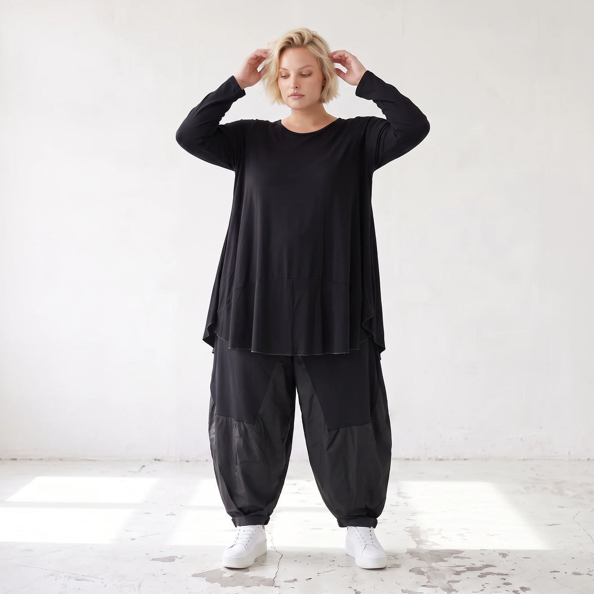 Schwarzes Rundhalsshirt aus fliessendem Viskosejersey mit Langarm und gerundeter Form