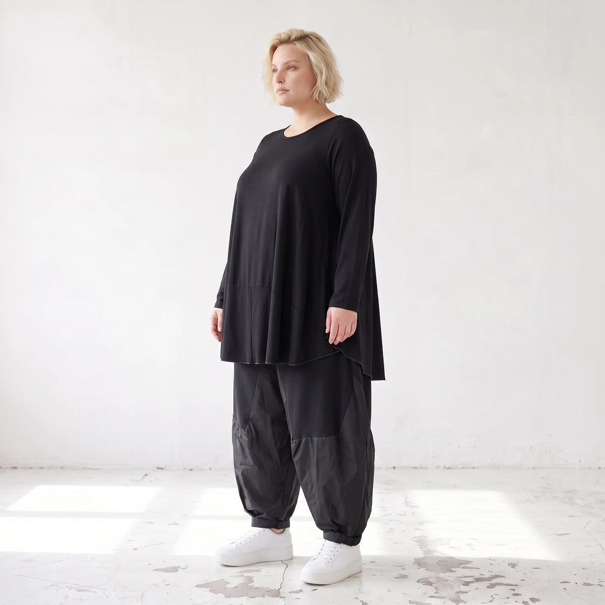 Schwarzes Rundhalsshirt aus fliessendem Viskosejersey mit Langarm und gerundeter Form