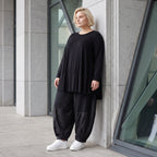 Schwarzes Rundhalsshirt aus fliessendem Viskosejersey mit Langarm und gerundeter Form