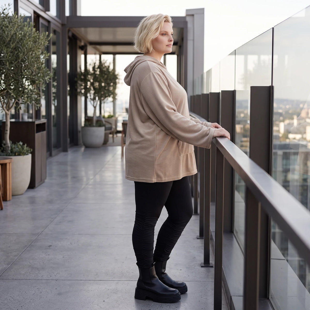 Beiger Ribb Hoodie mit Kapuze geradem Schnitt und Elasthan weiches Basic für den Alltag
