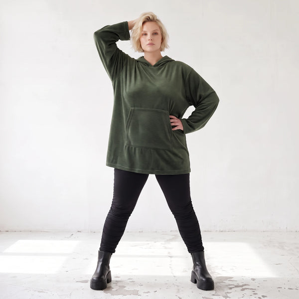 Grüner Ripphoodie aus Stretchmaterial mit Kapuze Kängurutasche und geradem Schnitt