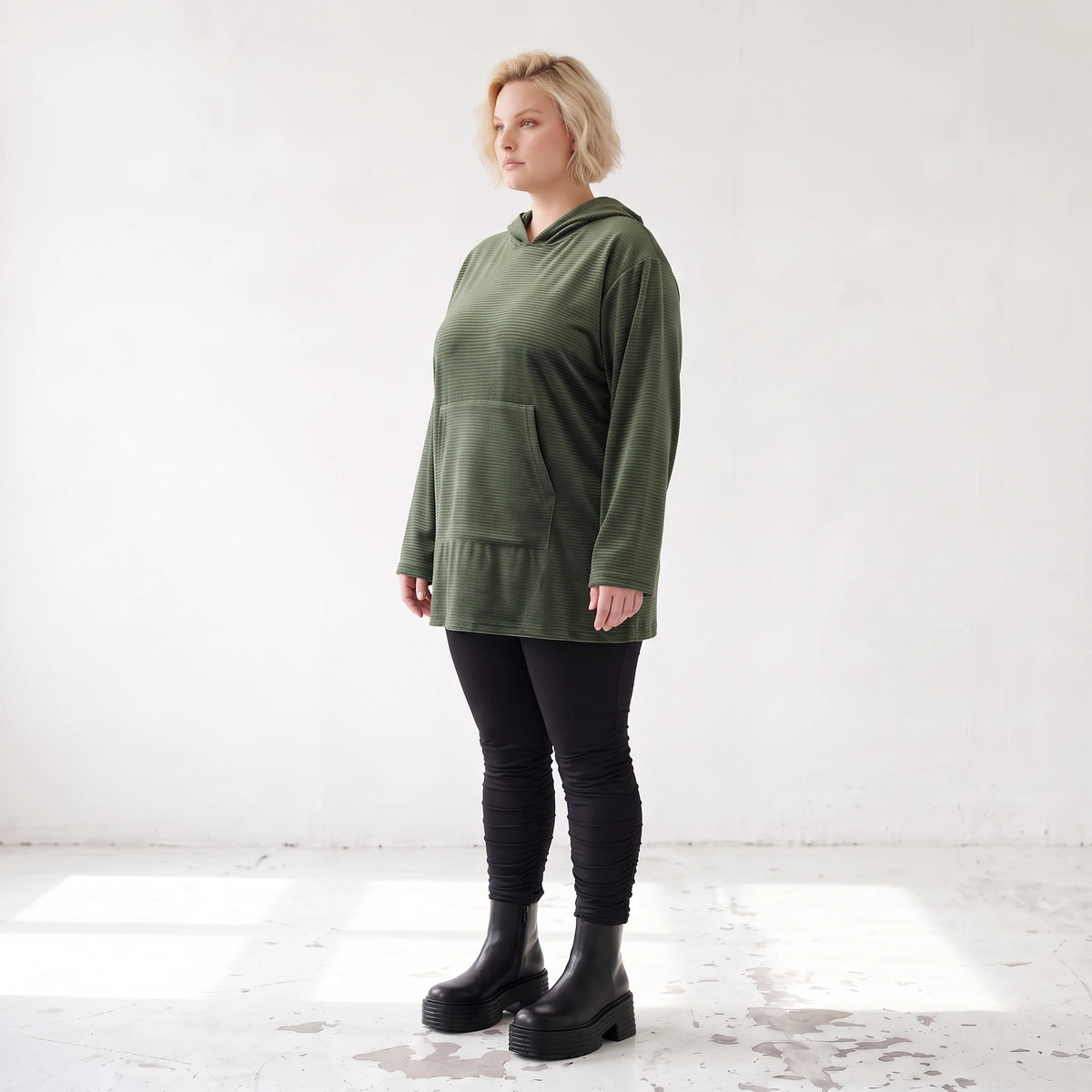Grüner Ripphoodie aus Stretchmaterial mit Kapuze Kängurutasche und geradem Schnitt
