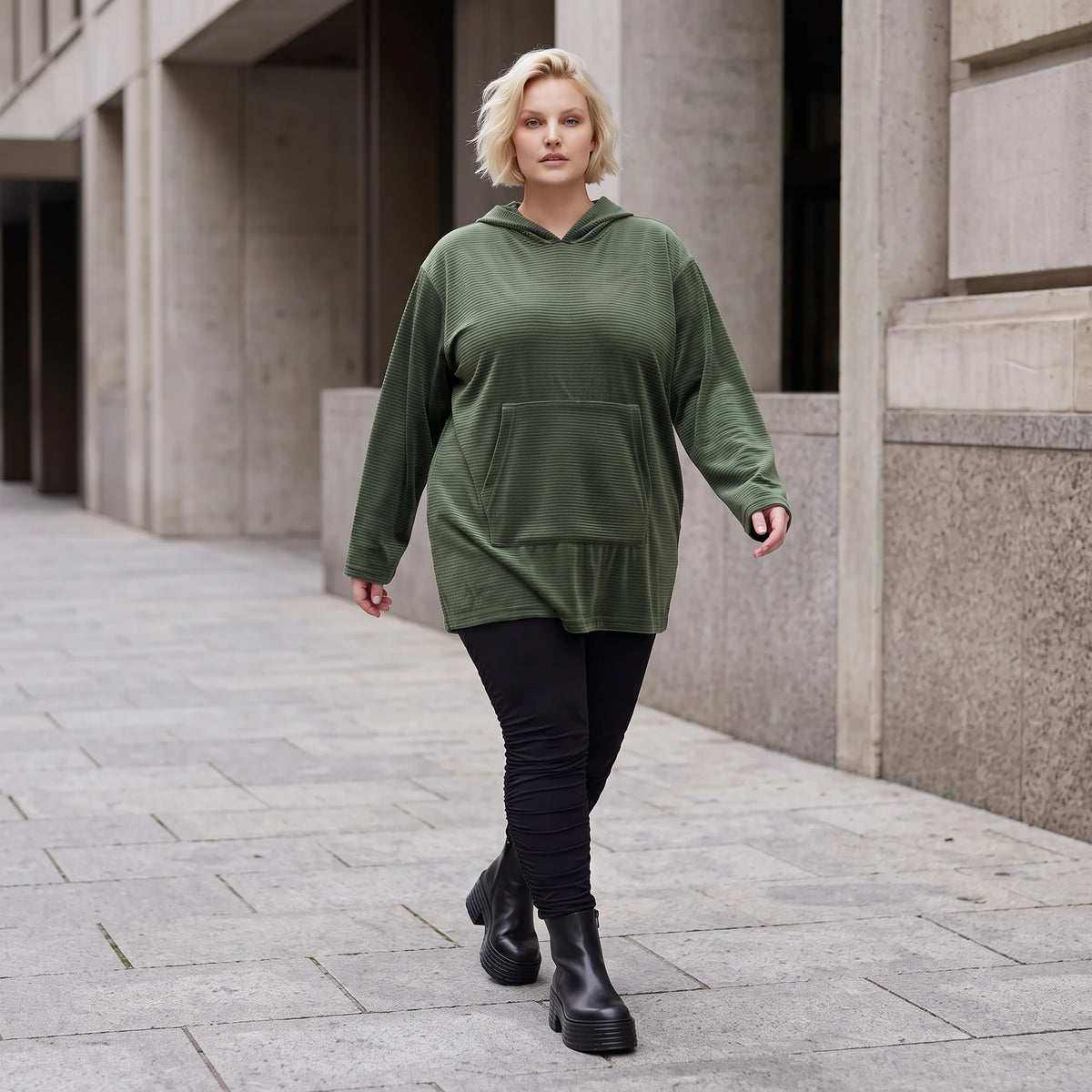 Grüner Ripphoodie aus Stretchmaterial mit Kapuze Kängurutasche und geradem Schnitt