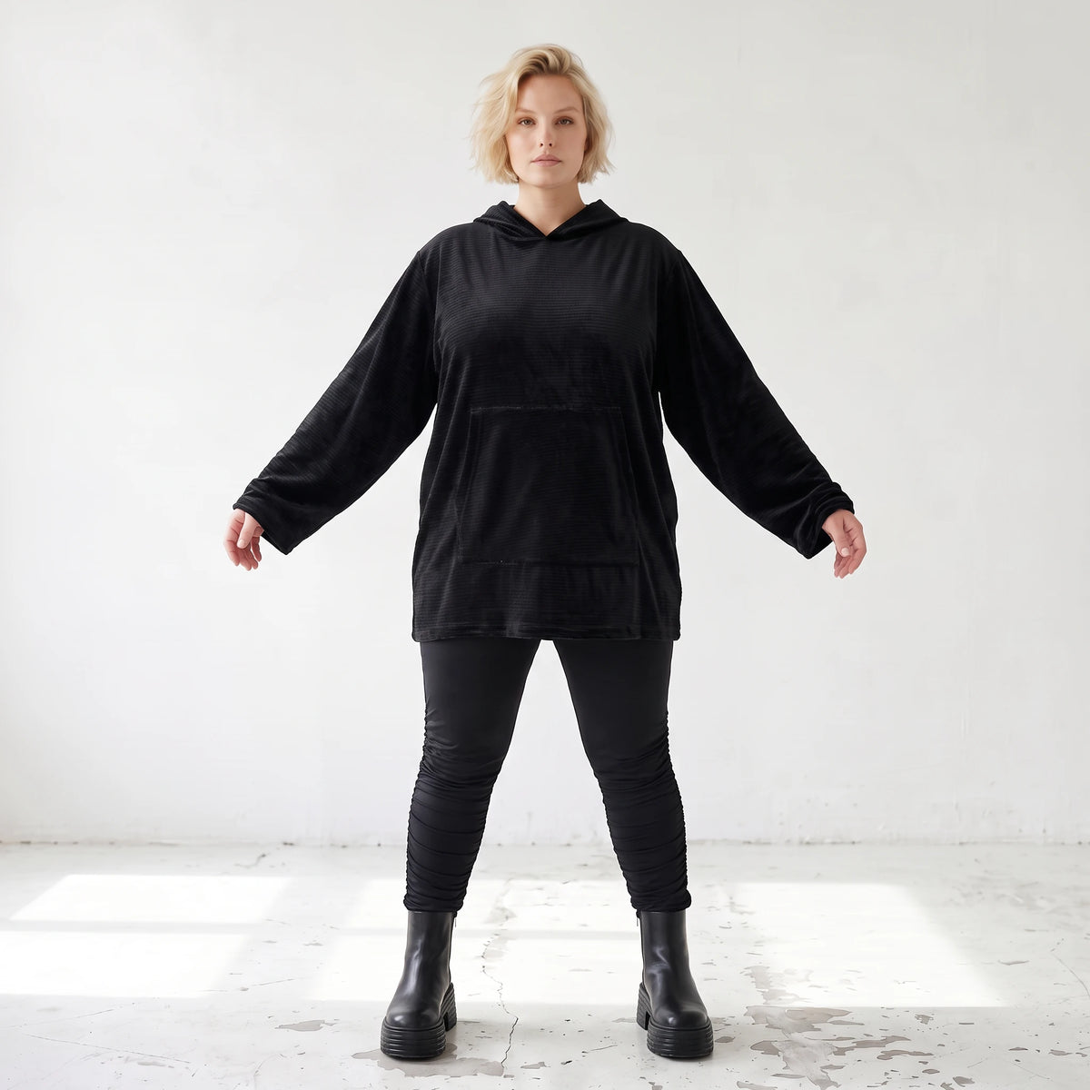 Schwarzer Hoodie aus Rippstoff mit Kapuze Kängurutasche und geradem Schnitt mit Stretch