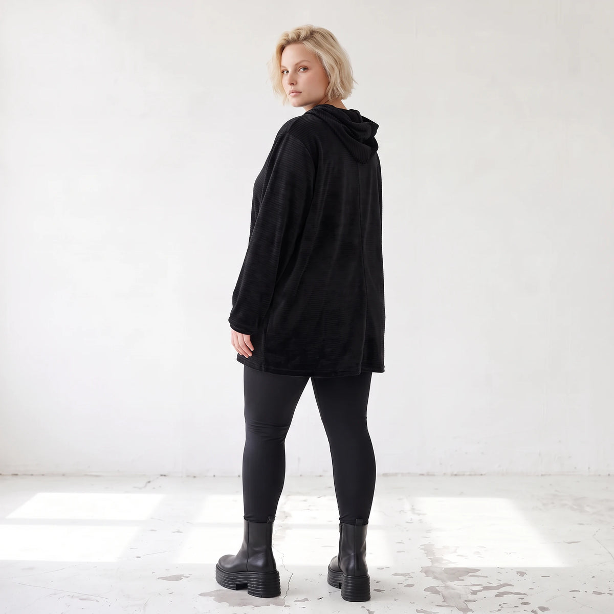 Schwarzer Hoodie aus Rippstoff mit Kapuze Kängurutasche und geradem Schnitt mit Stretch