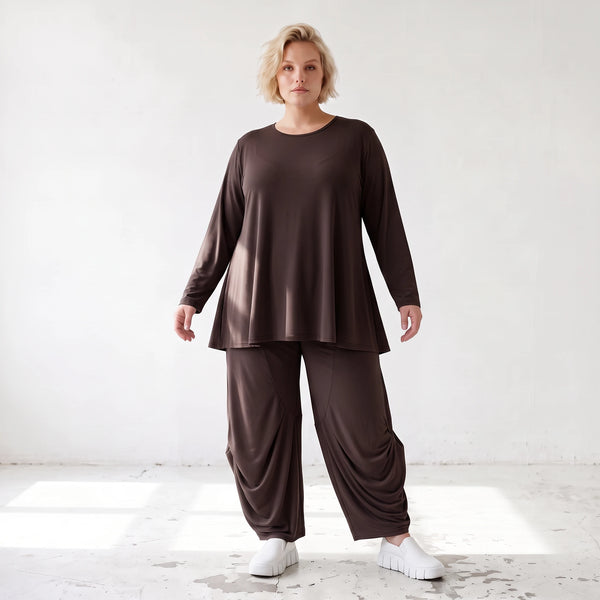 Dunkelbraunes Langarmshirt aus Slinkystoff mit Stretch in glockiger Form mit Rundhals