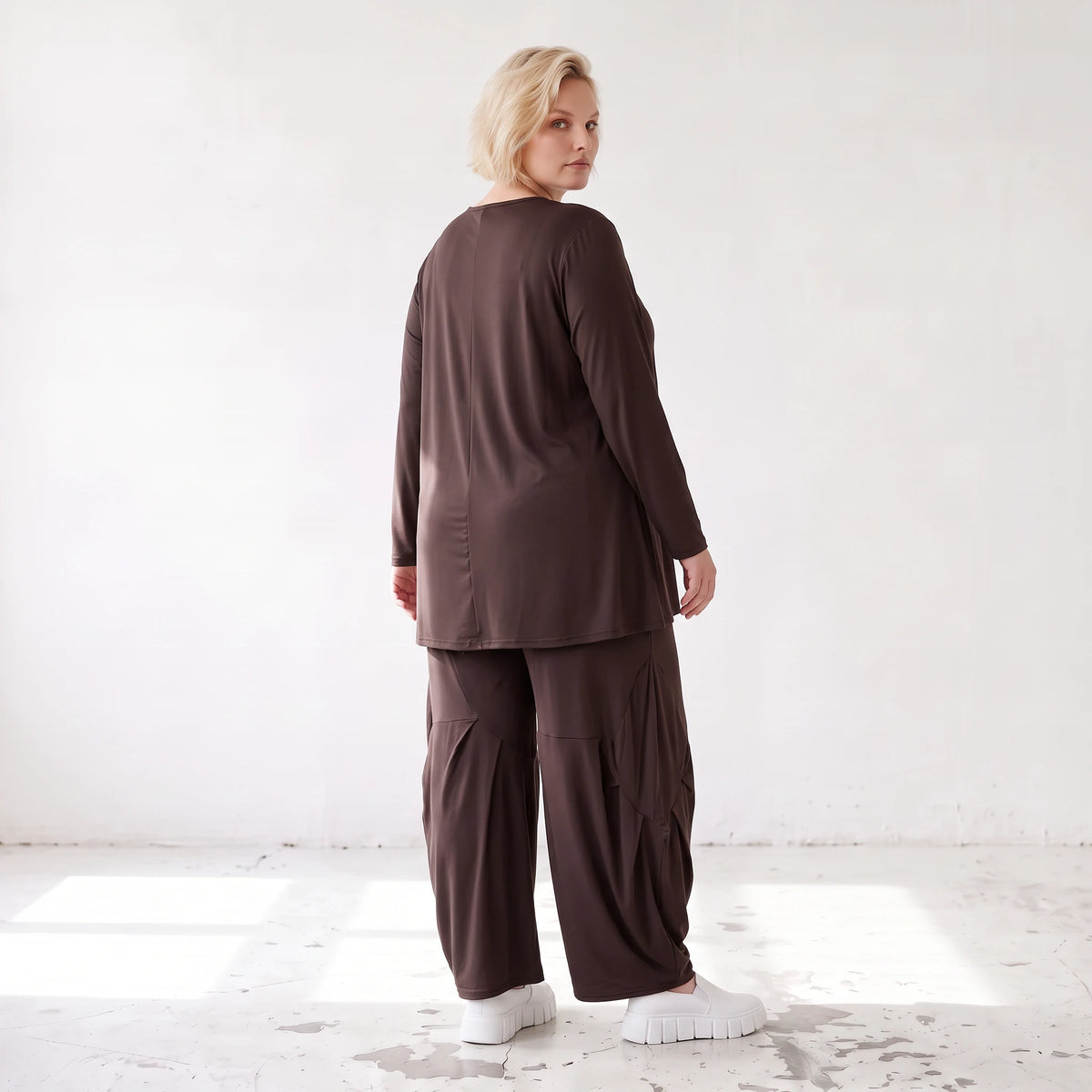 Dunkelbraunes Langarmshirt aus Slinkystoff mit Stretch in glockiger Form mit Rundhals