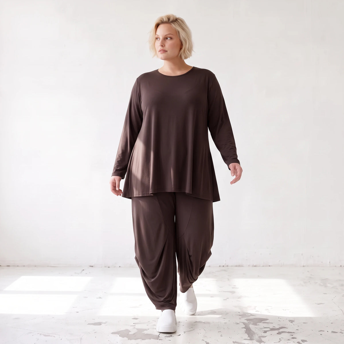 Dunkelbraunes Langarmshirt aus Slinkystoff mit Stretch in glockiger Form mit Rundhals