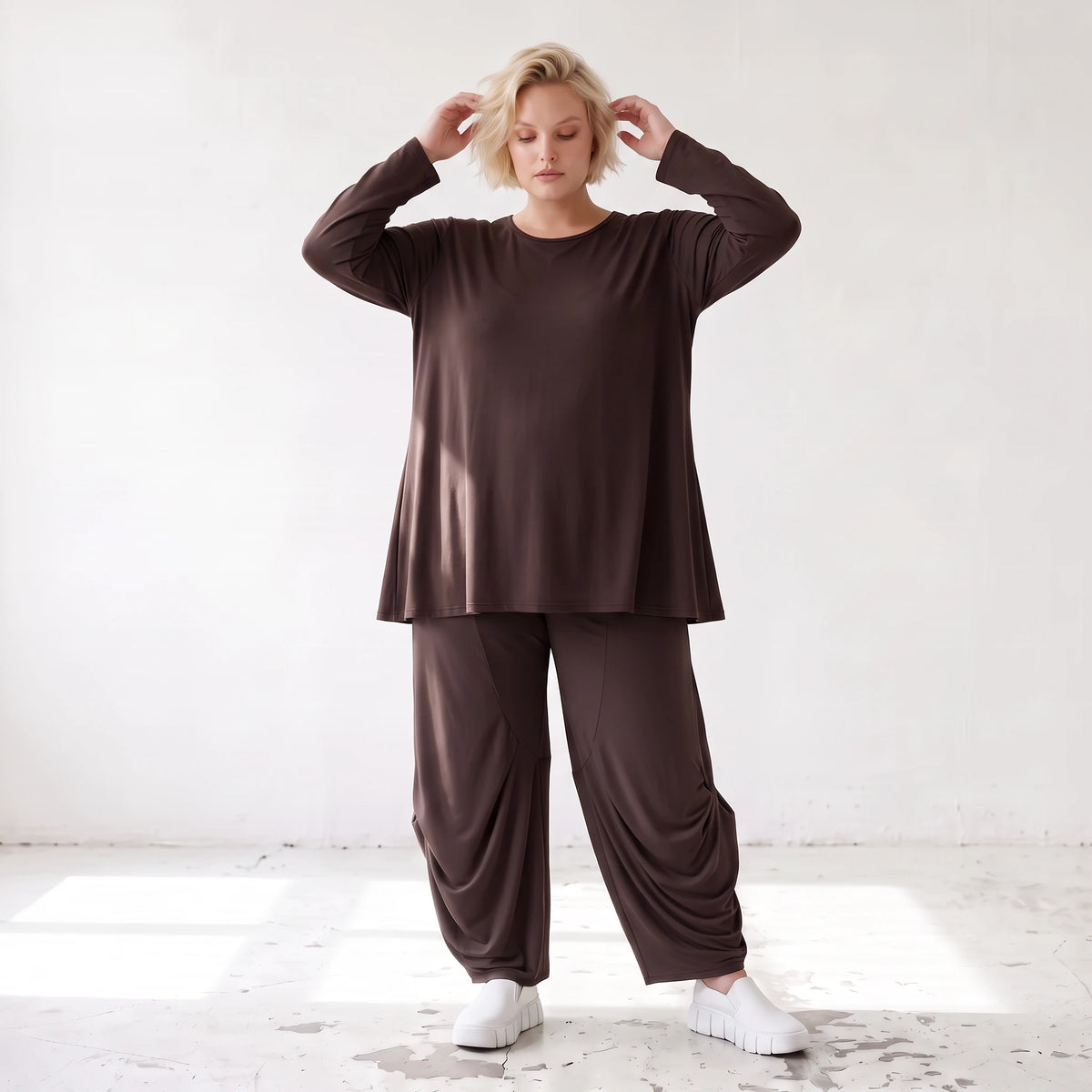 Dunkelbraunes Langarmshirt aus Slinkystoff mit Stretch in glockiger Form mit Rundhals