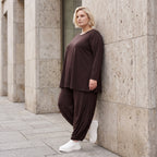 Dunkelbraunes Langarmshirt aus Slinkystoff mit Stretch in glockiger Form mit Rundhals