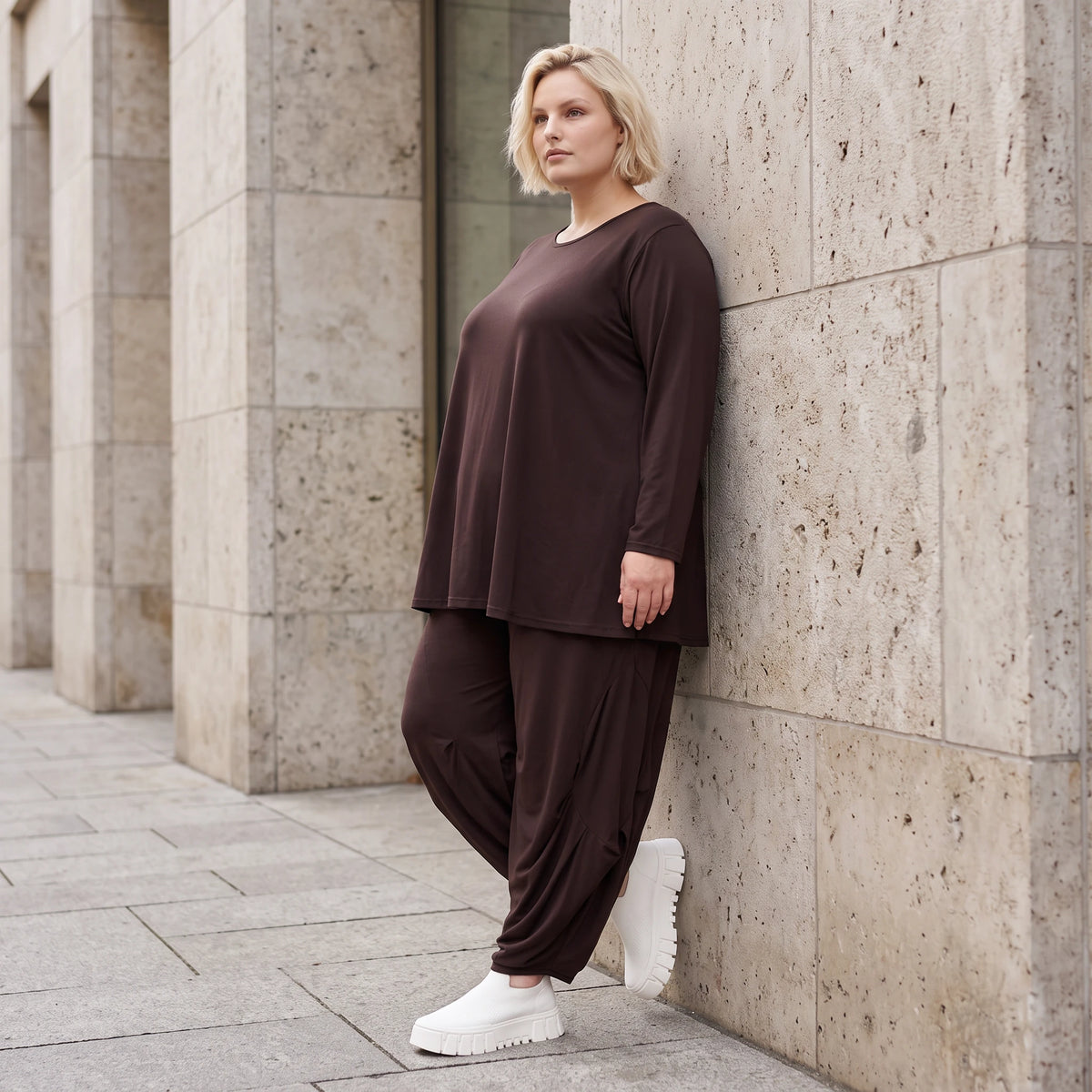 Dunkelbraunes Langarmshirt aus Slinkystoff mit Stretch in glockiger Form mit Rundhals