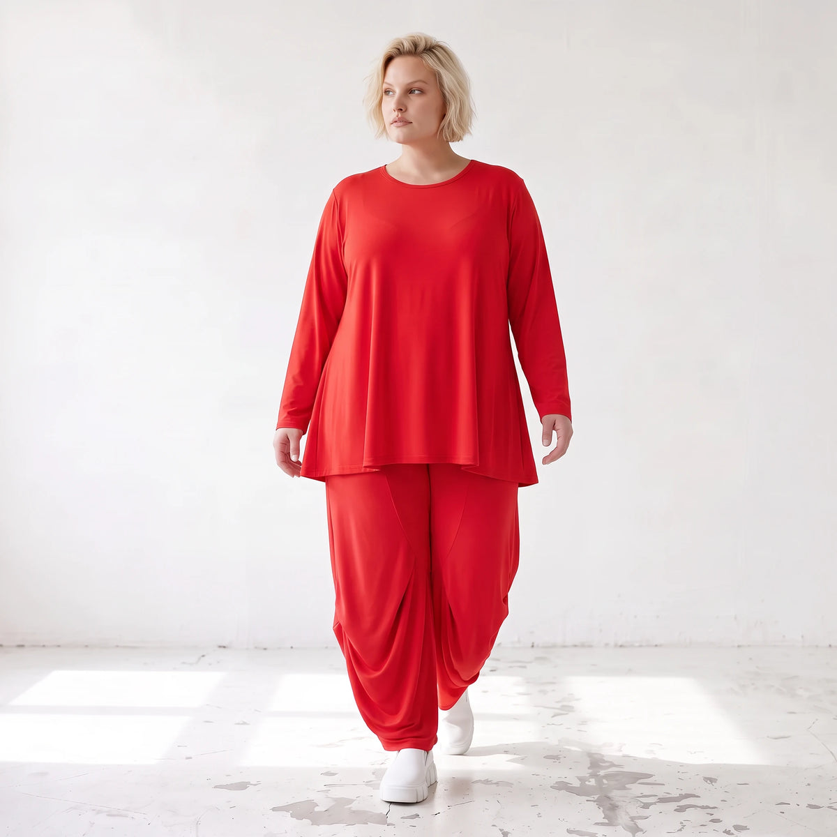 Rotes Langarmshirt aus Slinkystoff mit Stretch in glockiger Form und Rundhalsausschnitt