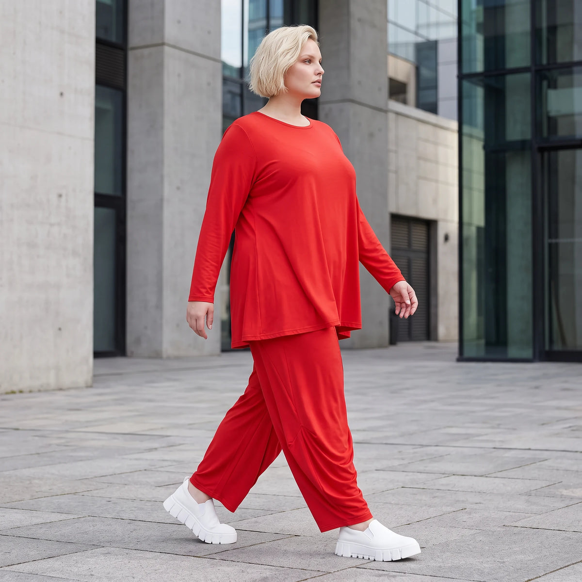 Rotes Langarmshirt aus Slinkystoff mit Stretch in glockiger Form und Rundhalsausschnitt